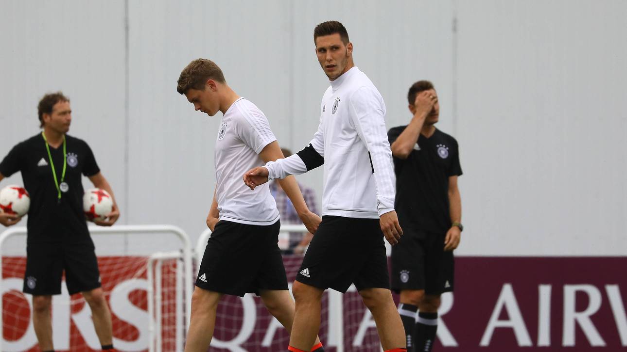 Löw mit sehr defensiver Formation