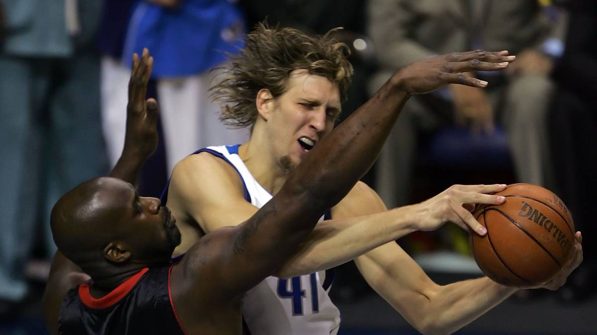 RANG 4 - DALLAS MAVERICKS vs. MIAMI HEAT: Auch wenn fünf Jahre zwischen den Finals 2006 und 2011 liegen: Die Heat sind für Dirk Nowitzki der Schicksalsgegner. 2006 winkt eine Mavs-Ära, aber gegen Shaquille O'Neal und den völlig durchdrehenden Dwyane Wade (34,7 Punkte im Schnitt) verspielten sie ein 2:0 - inklusive einer 13-Punkte-Führung sechs Minuten vor Schluss von Spiel 3. Es folgen Playoff-Pleiten am Fließband...