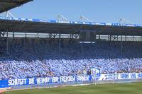 Vor dem Zweitliga-Spiel gegen den Karlsruher SC haben die Ultras des 1. FC Magdeburg ein skandalöses Banner gezeigt. Sie zitieren eine Liedzeile einer Nazi-Band.