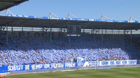 Vor dem Zweitliga-Spiel gegen den Karlsruher SC haben die Ultras des 1. FC Magdeburg ein skandalöses Banner gezeigt. Sie zitieren eine Liedzeile einer Nazi-Band.