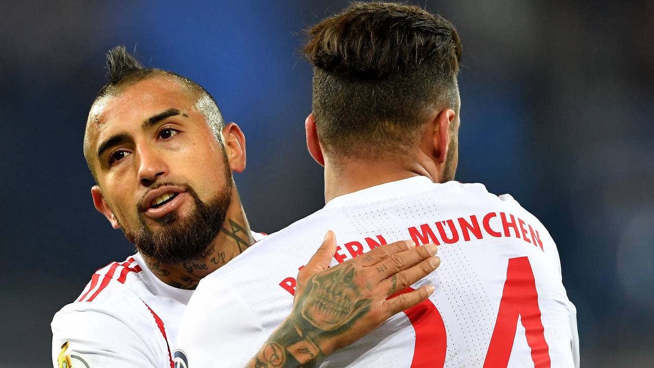 Arturo Vidal (l., mit Corentin Tolisso) wechselte zum FC Barcelona