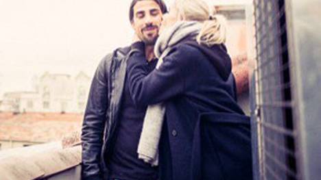So schön kann Unterstützung aussehen: Lena Gercke kuschelt mit Sami Khedira.