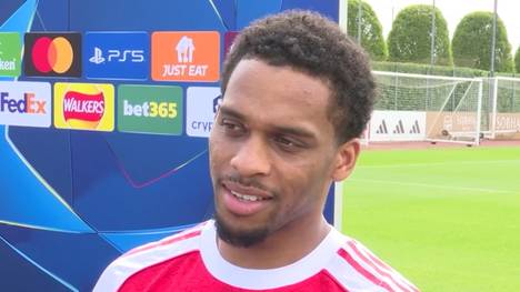 Nach über 22 Jahren darf der FC Arsenal erneut die Meisterschaftstrophäe in die Höhe stemmen. Die Spieler zeigen sich dementsprechend begeistert, richten den Blick aber bereits auf das CL-Finale.