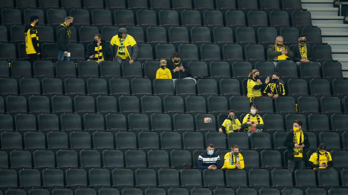 Ein Schalke-Fan verfolgte das Revierderby im Stadion