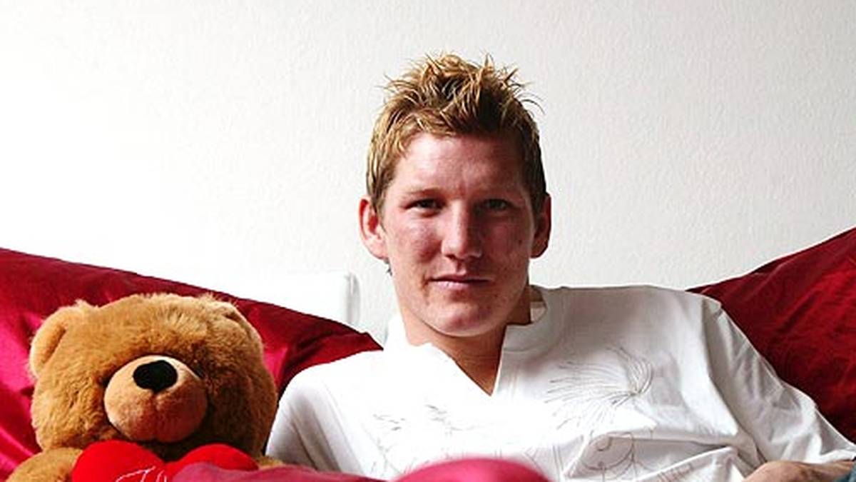 In jungen Jahren zeigt sich Schweinsteiger auch mal in fragwürdiger Pose. Er lässt sich im Bett mit einem Teddy ablichten