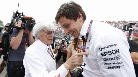 Bernie Ecclestone (l.) im Gespräch mit Mercedes-Motorsportchef Toto Wolff