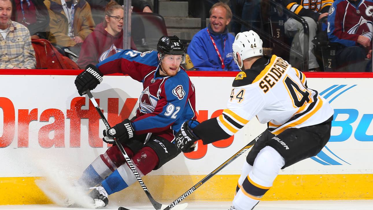 Dennis Seidenberg (r.) spielt mit den Boston Bruins gegen Colorado Avalanche