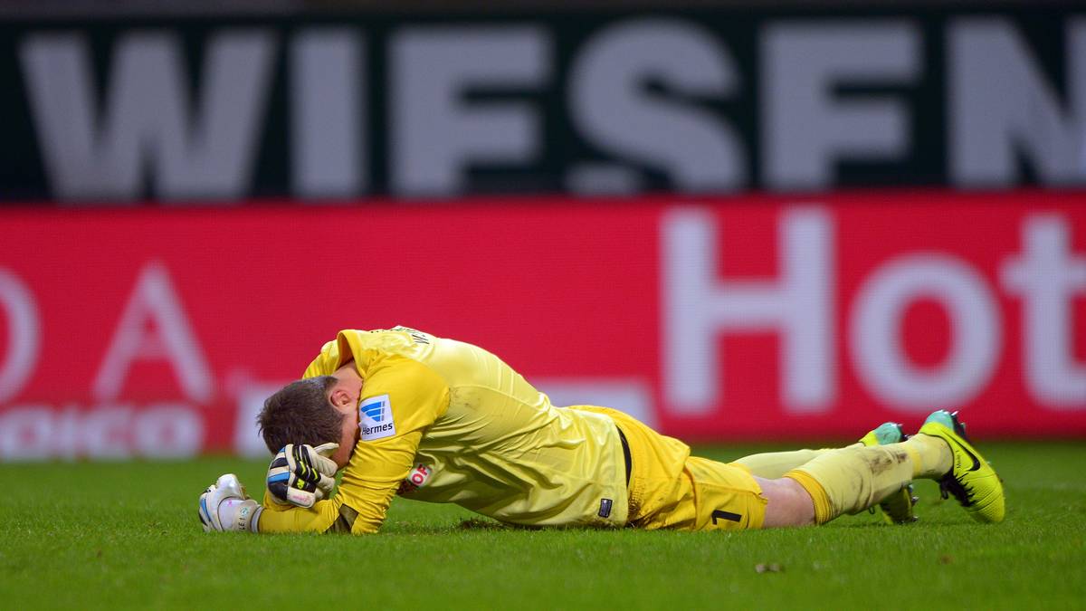 2013: Sebastian Mielitz würde am liebsten im Erdboden versinken. Der Keeper leitet Werder Bremens 2:3-Heimpleite gegen Mainz 05 mit zwei katastrophalen Patzern ein
