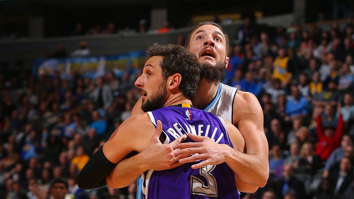 Marco Belinelli und  Lauvergne haben sich ganz lieb und verabschieden sich mit einer innigen Umarmung