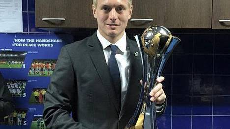 Toni Kroos freut sich sicher auch heute noch über den Pokal von der Klub-WM.
