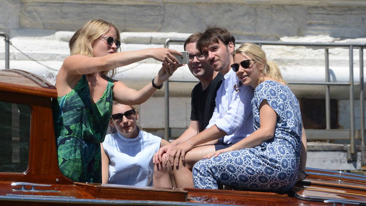 Felix Neureuther muss derweil als begehrtes Objekt für die Kameras herhalten