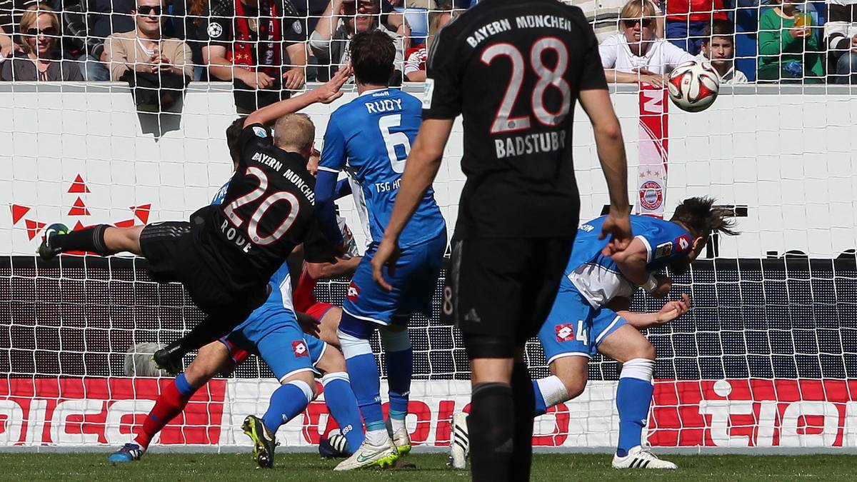 Sebastian Rode erzielt in der 38. Minute mit einem schönen Schlenzer die Führung für die Bayern