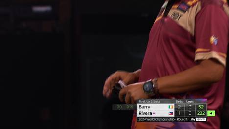 Reynaldo Rivera löst im Interview mit SPORT1-Moderatorin Katharina Kleinfeldt das Rätsel, warum er beim Werfen der Darts einen Stift in der Hand hält, auf.