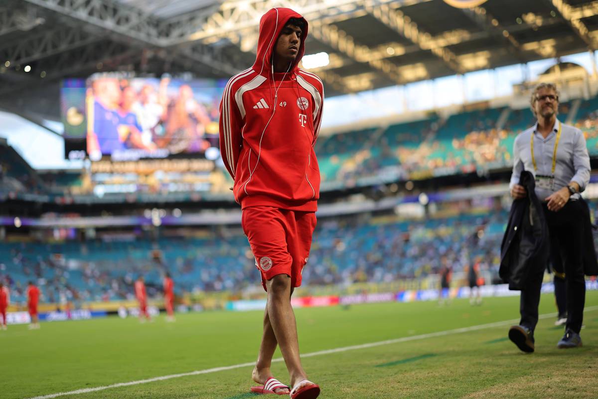 Adam Aznou wechselt vom FC Bayern zum englischen Erstligisten FC Everton. Christoph Freund erklärt die Hintergründe des Wechsels.