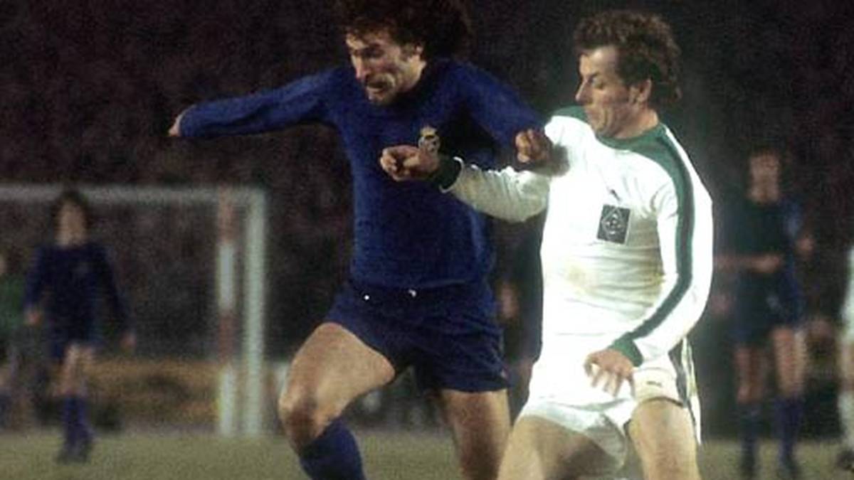 PAUL BREITNER: Ein Jahr später stieß Paul Breitner (l.) zu den Königlichen. Der Bayer lernte den damaligen Präsidenten Santiago Bernabeu persönlich kennen. Zu seiner Vorstellung kamen 40.000 Zuschauer. "Das war die schönste Zeit meiner Karriere", betonte Breitner schon mehrfach