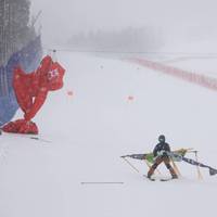 Im alpinen Skiweltcup müssen die Verantwortlichen ein Rennen nach dem anderen absagen. Zeit für Ersatzrennen ist kaum vorhanden. Die Athleten reagieren mit Zweckoptimismus.