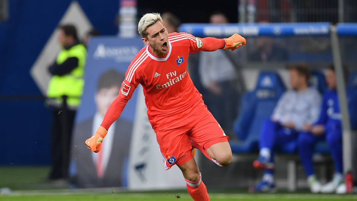 HSV-Keeper Julian Pollersbeck (mit neuer Frisur), unter Titz wieder die Nummer 1, dreht nach dem 2:1 jubelnd ab. Der Ex-Kaiserslautern-Torwart zeigt auch gegen Schalke eine solide Leistung 