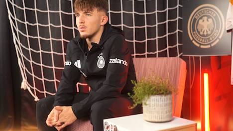 Youngster Lennart Karl spricht über seine Teamkollegen beim FC Bayern und die Beziehung zu Joshua Kimmich. Außerdem schwärmt das Bayern-Juwel von der Arbeit mit Vincent Kompany.