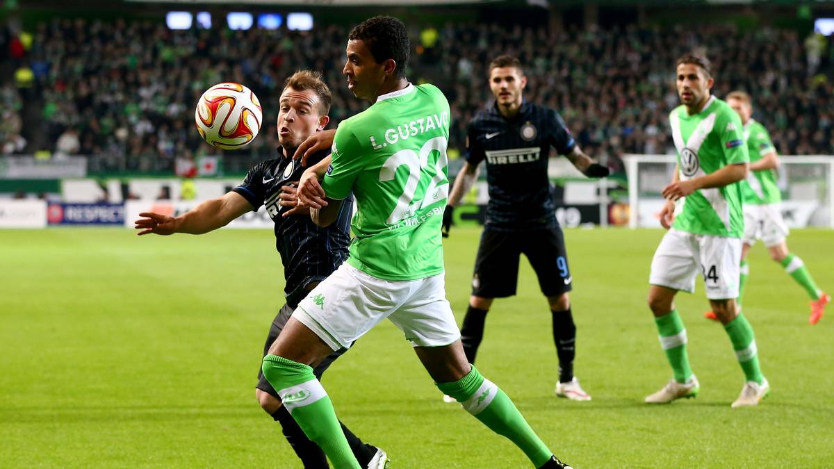 In der zweiten Hälfte agiert Wolfsburg dominant - hier Luiz Gustavo im Zweikampf mit Xherdan Shaqiri. Es bleibt nicht unbelohnt