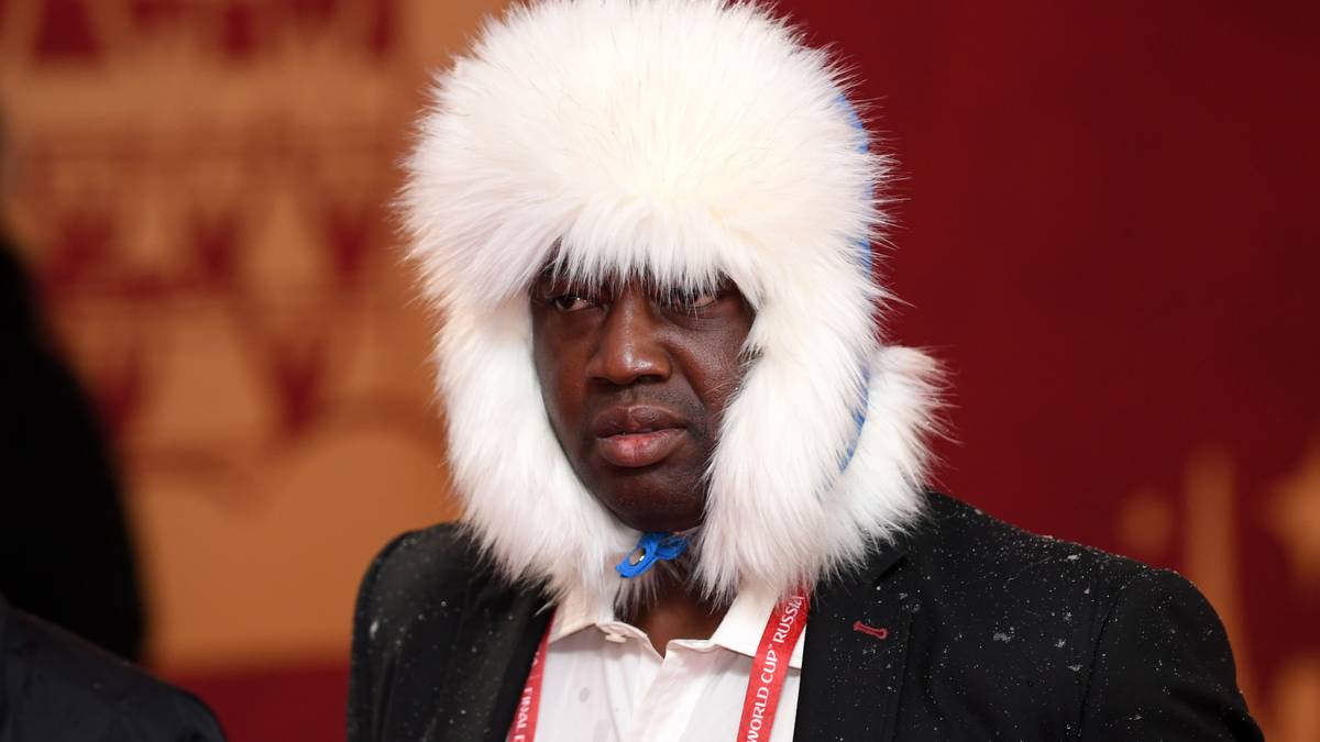 Nanu? Der nigerianische Journalist Toyin Ibitoye verblüfft mit seinem Outfit