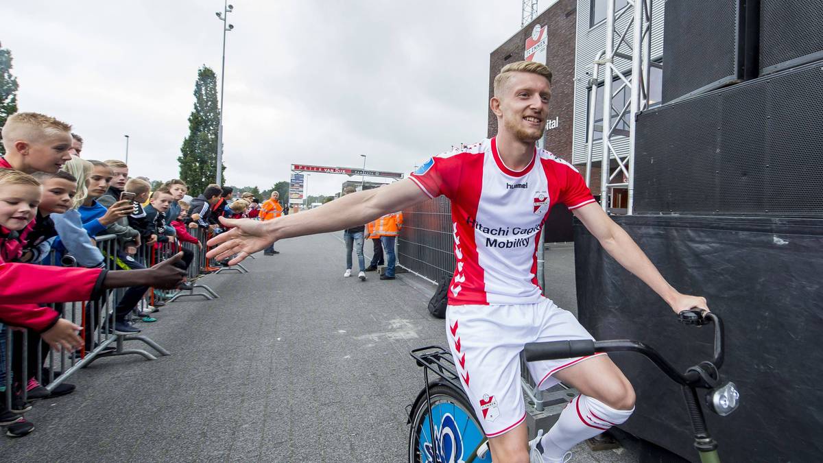 JAN-NIKLAS BESTE: Der Linksverteidiger wurde bei Borussia Dortmund ausgebildet, ehe er 2018 zu Werder Bremen wechselte. Doch auch dort konnte der 20-Jährige bei den Profis bislang nicht Fuß fassen. Die Leihe zum FC Emmen in die Eredivisie soll Beste die nötige Spielpraxis auf hohem Niveau ermöglichen. Zuletzt durfte er zwei Mal über 90 Minuten ran