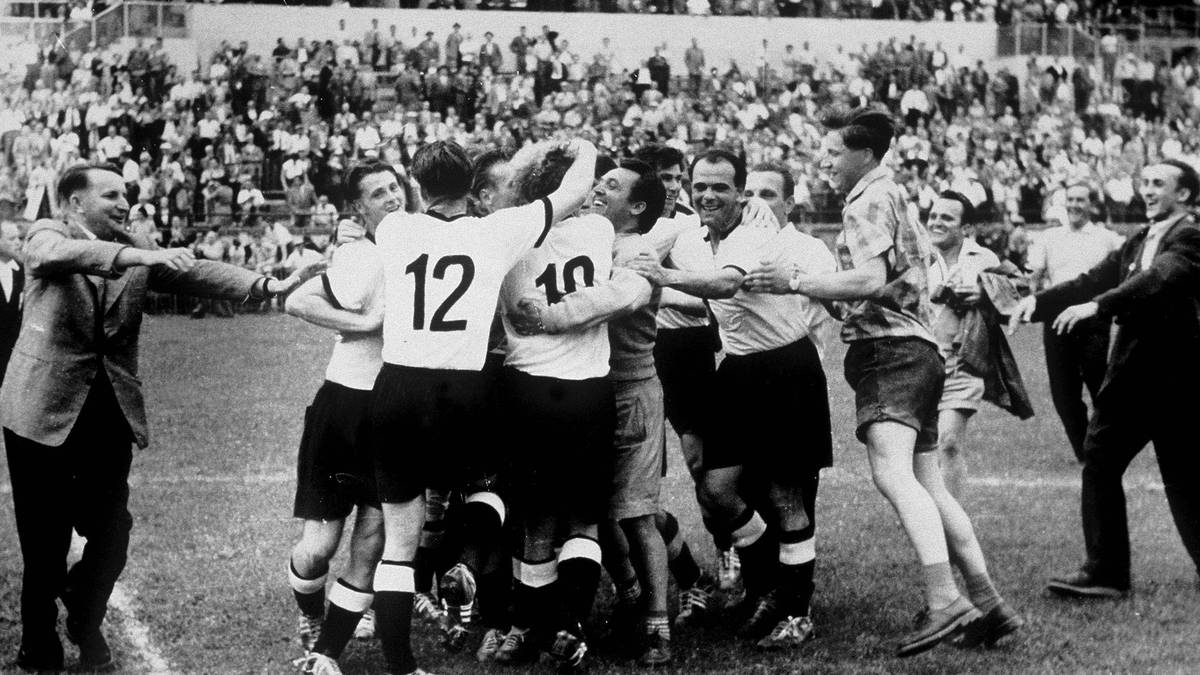 RANG 10: Das "Wunder von Bern" 1954 ist eine der legendärsten Aufholjagden der Geschichte. Nachdem die Elf von Sepp Herberger bereits nach acht Minuten mit 0:2 hinten liegt, gleichen Max Morlock und Helmut Rahn aus. In der 84. Minute schießt erneut Rahn Deutschland erstmals zum Weltmeister-Titel