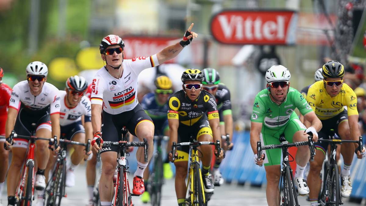 Andre Greipel (l.) zieht den Sprint als Erster an und wähnt sich als Sieger der 3. Etappe