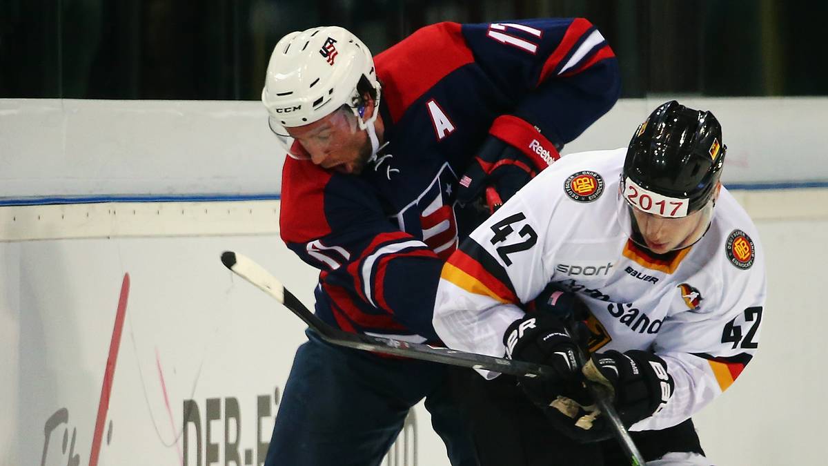 YASIN EHLIZ: Über Spitznamen wqie "Eis-Özil" oder "Eis-Gündogan" muss der 22-Jährige lachen. Er ist nach Sinan Akdag, der für die WM kurzfristig absagen musste, der zweite türkischstämmige Spieler in der deutschen Nationalmannschaft. Mesut Özil hat er in München sogar schon mal getroffen. "Das war ein netter Abend, er ist total cool drauf", berichtet er von dem Treffen. 