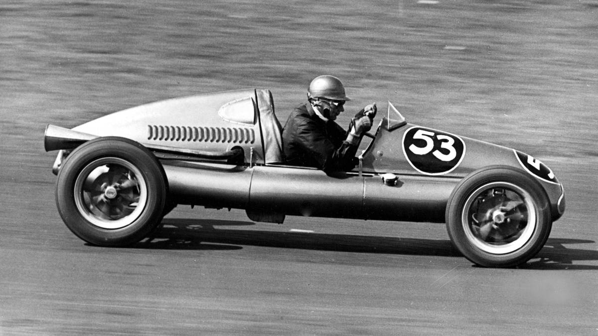 … in den Rennwagen der 1950er selbst hinter das Steuer. Unter anderem in der Formel 3 geht Ecclestone an den Start, hier 1951 in Brands Hatch. Auch an zwei Qualifyings der Formel 1 nimmt er 1958 teil. Für einen Rennstart reicht es bei ihm dort jedoch nicht. Wenig später beendet er seine Piloten-Laufbahn und wechselt die Seiten: Ecclestone wird Manager