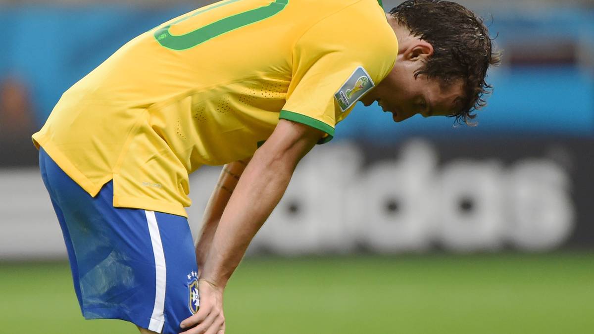 OFFENSIVES MITTELFELD - Bernard (2014): Den schmächtigen Flügelspieler von Schachtjor Donezk spült Neymars schwere Verletzung gegen Kolumbien ins Team. Bevorzugt die linke Außenbahn, muss gegen Deutschland aber als Rechtsaußen ran. Sieht gegen Benedikt Höwedes kein Land. Der heute 25-Jährige wird anschließend nie mehr in die Auswahl berufen, bleibt bei 15 Länderspielen