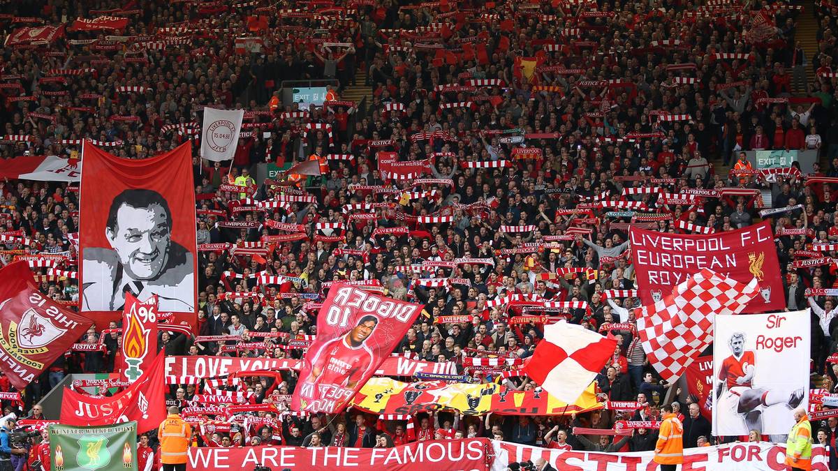 "The Kop" in Action. 1994 wird aus der Stehplatz-Tribüne mit einem Fassungsvermögen von 28.000 Zuschauern ein Sitzplatz-Tribüne, auf der heute nur noch knapp über 12.000 Zuschauer Platz haben. Der Stimmung hat das nicht geschadet