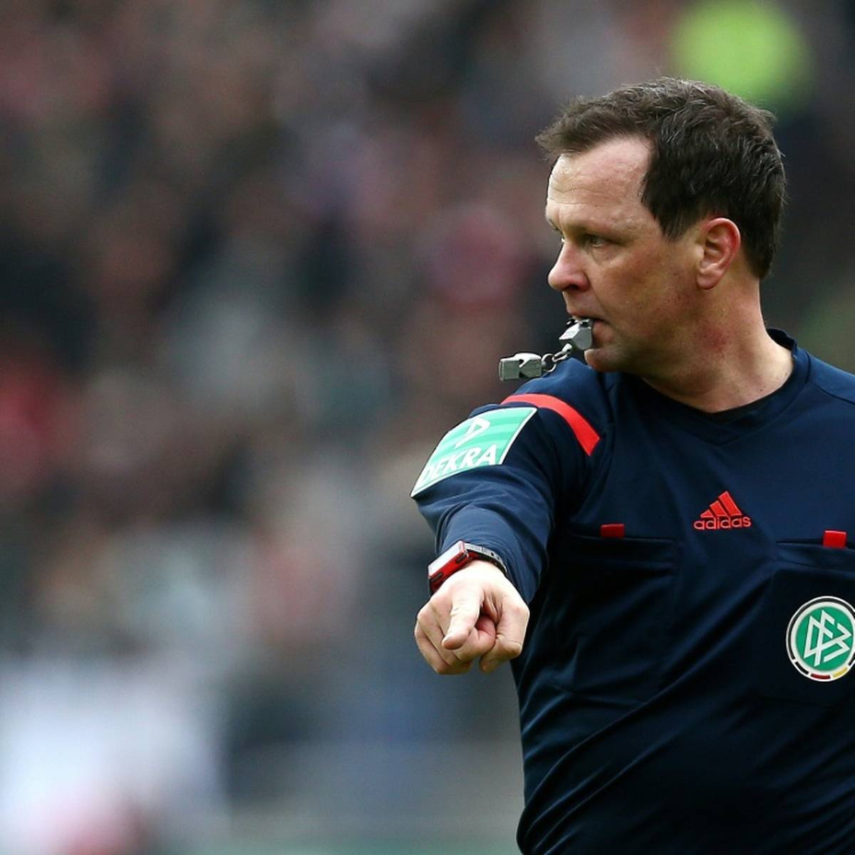 Die deutschen Schiedsrichter wollen sich bei der Frage nach dem Handspiel im Finale der Frauenfußball-EM nicht festlegen. Peter Sippel spricht von einer „kleinteiligen Situation“.