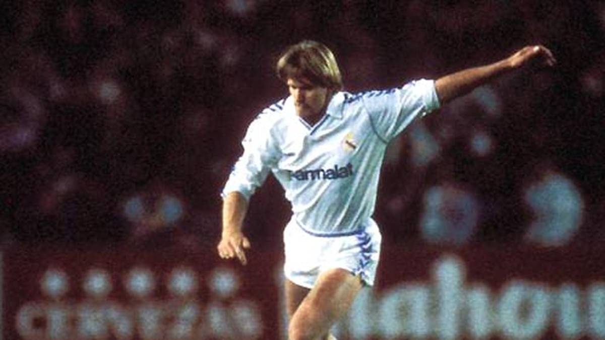 BERND SCHUSTER: 1988 nahm Real Bernd Schuster unter Vertrag. Er kam vom Erzrivalen FC Barcelona, brillierte aber auch in Weiß. Zwei Meisterschaften und einen Pokalsieg verbuchte der "Blonde Engel". Mit Schuster endete jedoch auch vorerst die Ära, in der die Spanier deutsche Weltstars holten