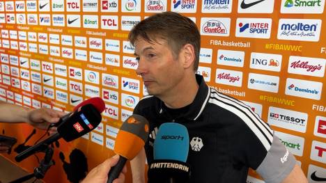 Bundestrainer Olaf Lange ist die Freude und Erleichterung über den historischen Halbfinaleinzug bei der heim-WM anzumerken.