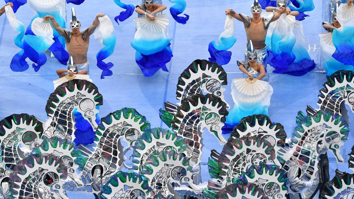 Seepferdchen reiten vor tanzenden Wassergestalten daher - wohl ein Hinweis auf die historische Wasseranbindung St. Petersburgs