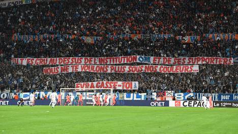 Die Fans von Olympique Marseille positionierten sich mit einem Spruchband gegen Treter Patrice Evra