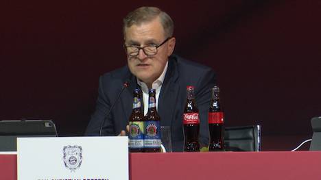 Auf der Jahreshauptversammlung des FC Bayern ist auch die Trikotfarbe ein großes Thema. Jan-Christian Dreesen bezieht Stellung. 