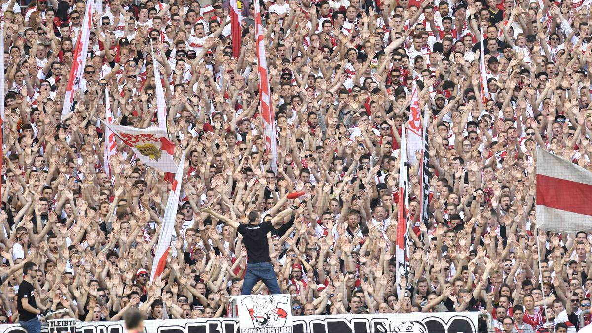 Der VfB Stuttgart schlägt die Würzburger Kickers mit 4:1 und steigt in die Bundesliga auf. Die Fans sind aus dem Häuschen