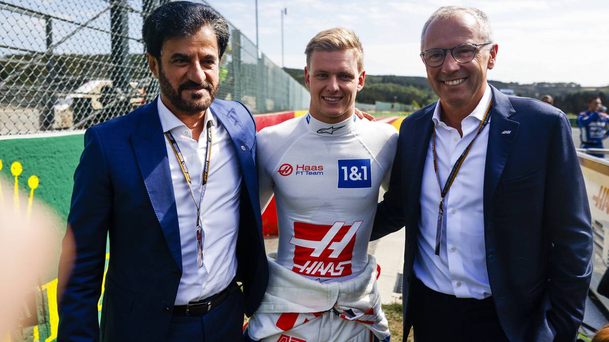 Mick Schumacher mit FIA-Boss Mohammed Ben Sulayem (l.) und F1-Chef Stefano Domenicali (r.)