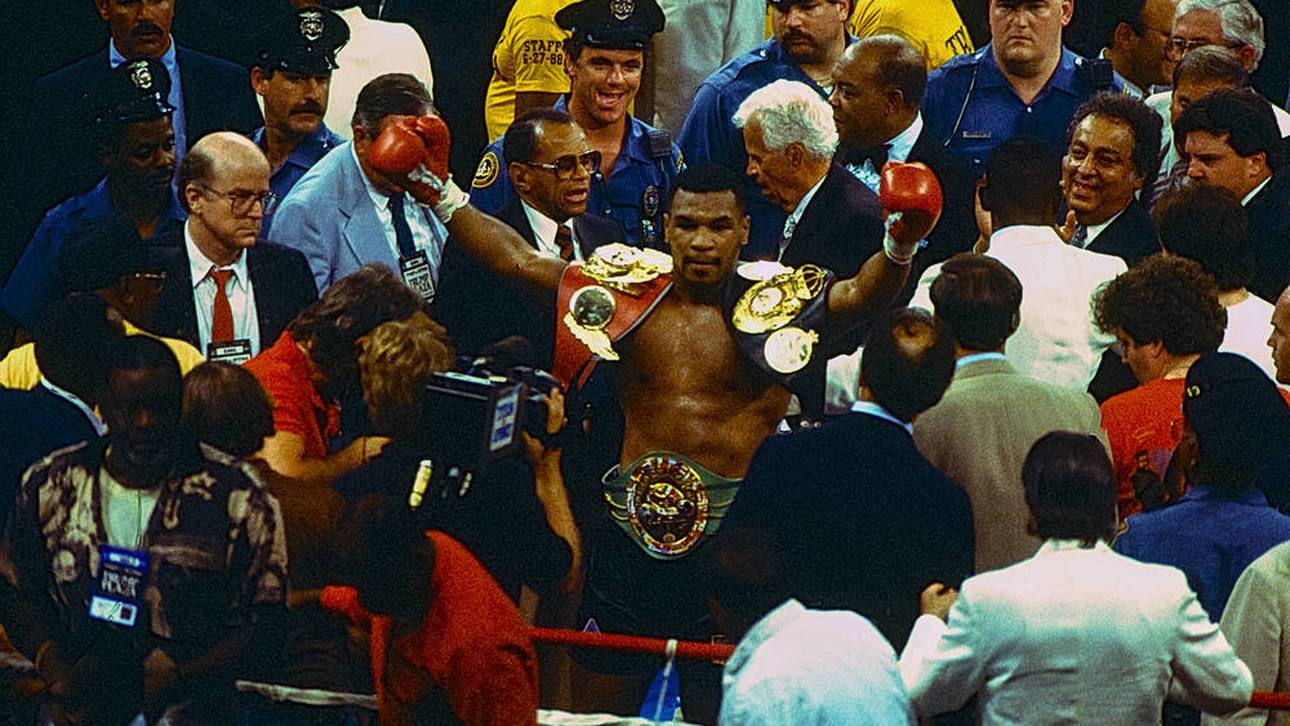 Mike Tyson krönt sich im Jahr 1988 in Atlantic City zum Wiederholten Mal zum Champion 