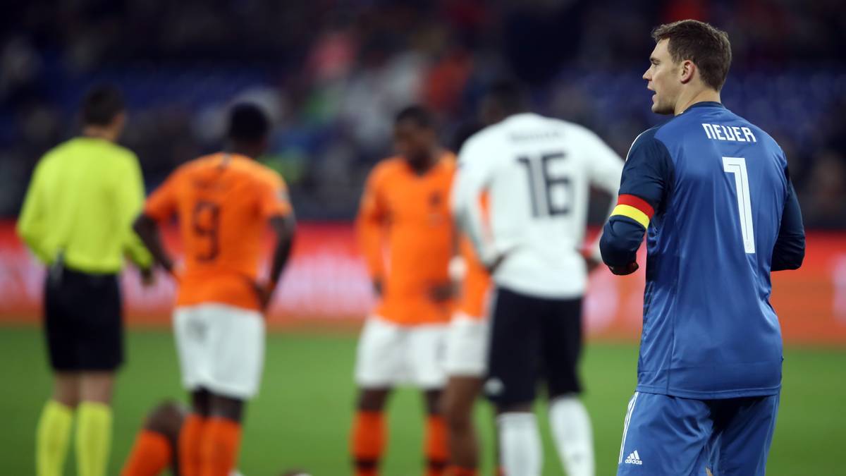 "Corriere dello Sport": "In Gelsenkirchen kippt das Spiel ab der 91. Minute. Die Niederlande machen aus einem 0:2 gegen das bereits abgestiegene Deutschland durch Tore von Promes und van Dijk einen Punkt, welcher es ihnen ermöglicht, in das Final Four einzuziehen und Frankreich auf Platz zwei zu verdrängen."