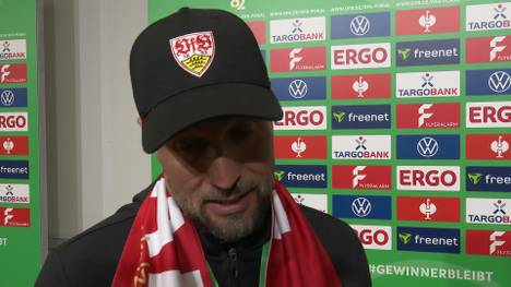 Stuttgarts Sebastian Hoeneß feiert seinen ersten Pokalsieg als Trainer vor den Augen seines Vaters Dieter. Der Coach wird emotional.