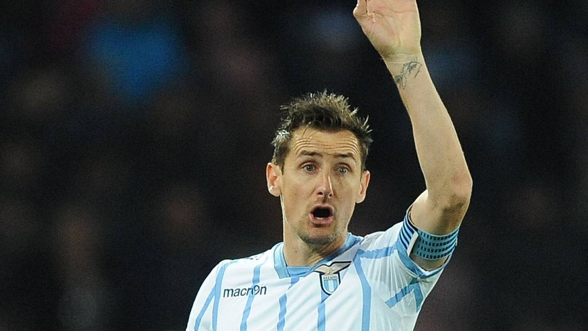 Auch in Diensten von Lazio Rom bleibt Klose Sportsmann durch und durch. Wieder hatte der Mittelstürmer sein Team ganz nah ans Führungstor gebracht, wieder nimmt er den Vorteil nicht an