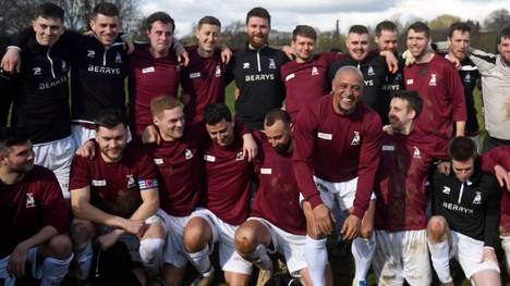 Roberto Carlos gibt sein Fußball-Comeback beim einem englischen Kneipenteam für eine Charity-Aktion und bietet den Spielern einen unvergesslichen Moment. 