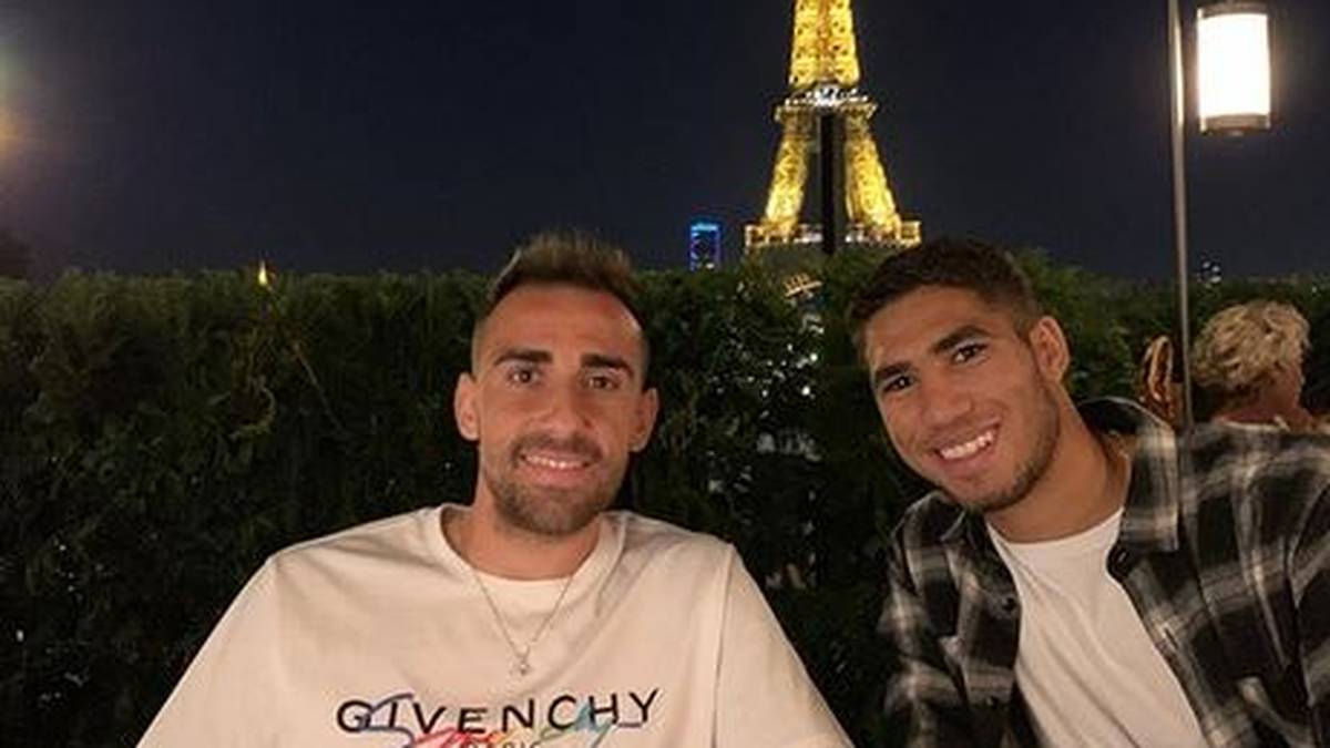 Mit dabei war auch Alcácers Teamkollege Achraf Hakimi (r.) mit seiner Freundin Hiba Abouk. Der beleuchtete Eifelturm im Hintergrund rundet das Bild ab