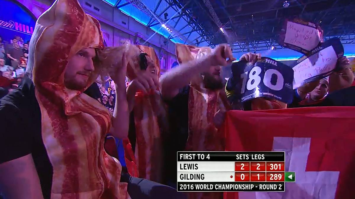 Jahr für Jahr übertreffen sich die Fans mit ihren irren Kostümkreationen