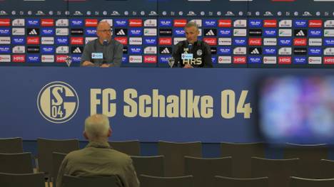 Bei Schalke 04 geht es weiter turbulent zu. Obwohl der Klub immer tiefer in die Krise rutscht, hat Cheftrainer Kees Van Wonderen erstmal eine Jobgarantie. Stattdessen wird an anderen Stellschrauben gedreht. 