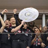 Bayer Leverkusen ist zum ersten Mal in der Vereinsgeschichte Deutscher Meister und könnte bis zum Saisonende ungeschlagen bleiben. Was zunächst einmalig klingt, kam jedoch schon des Öfteren vor, wie ein Blick in die Fußballgeschichte zeigt. Eine Übersicht. 