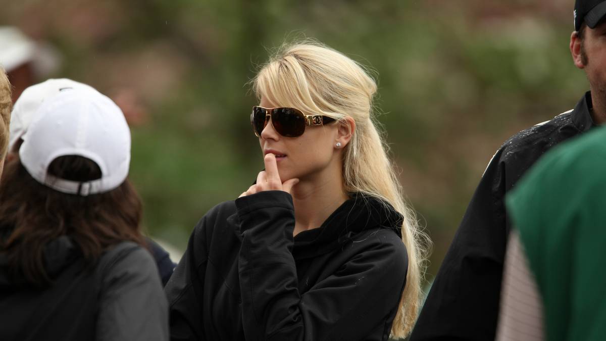 Doch der saubere Ruf des Amerikaners wird im November 2009 ruiniert: Woods fährt nahe seiner Villa mit seinem Auto gegen einen Hydranten, der Unfall ist offenbar Resultat einer Beziehungskrise. Nordegren soll Woods tätlich angegriffen haben, auf der Flucht baute er nach dieser Version dann den Unfall