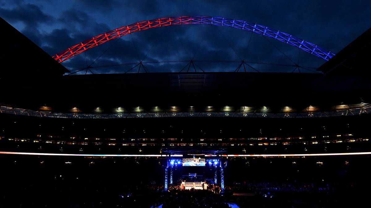 Die Kulisse könnte nicht spektakulärer sein. 90.000 Zuschauer im Londoner Wembley-Stadion bekommen jede Menge Action für ihr Geld geboten